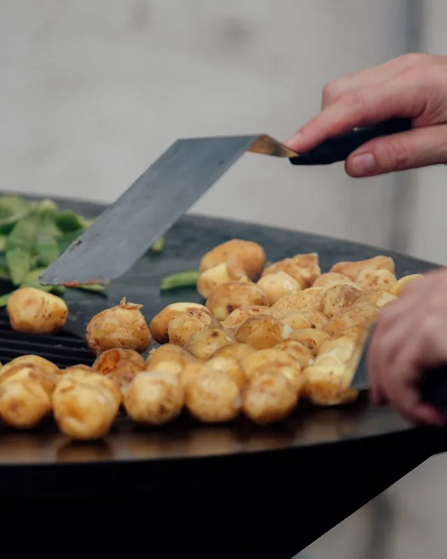Pommes de terre dorées sur la plaque de cuisson.
