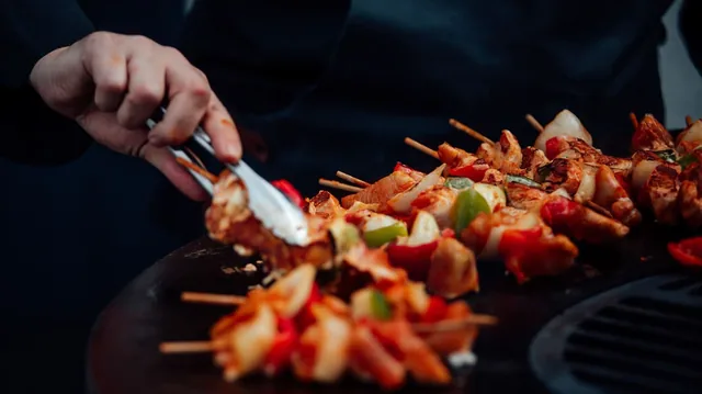Préparation de brochettes sur le barbecue.