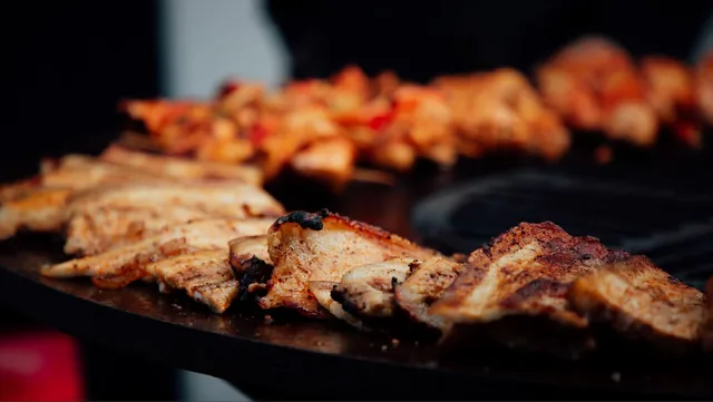 Viandes et brochettes grillées au barbecue.